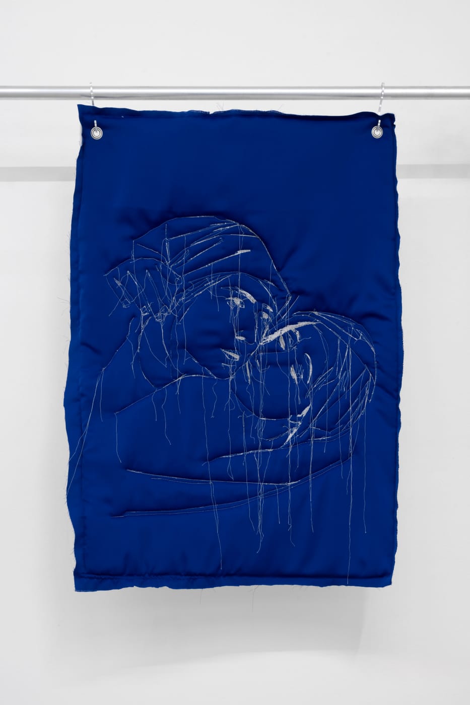 Simona Andrioletti – If you feel me, I am you (Kiss) – hand-drawn machine quilting on padded fabric, custom hooks
