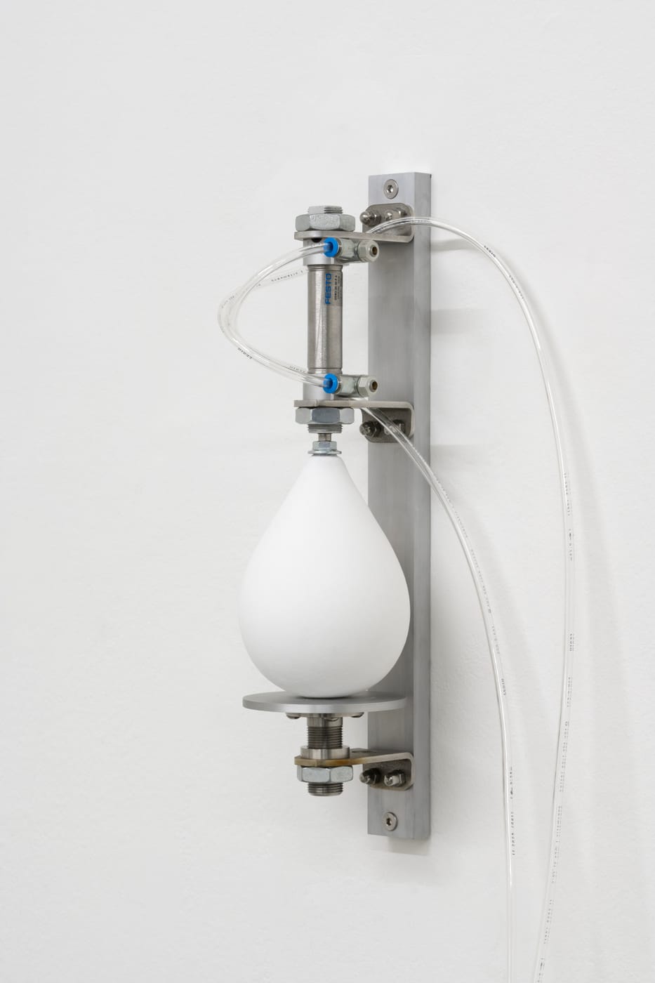 Harrison Pearce – Tactus #1 – silicone, alluminio, acciaio, sistema di automazione pneumatica